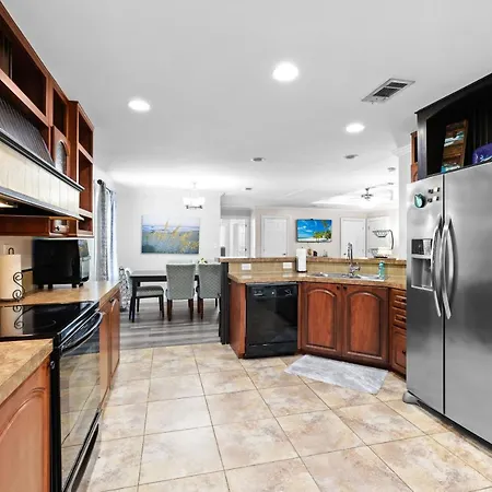 Villa Island Retreat, Country House Overlooking 13 Acres And A Small Lake